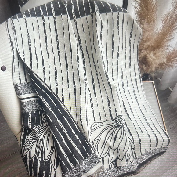 Gray & Cream Striped Daisy Reversible Wrap - Picture 2 of 3